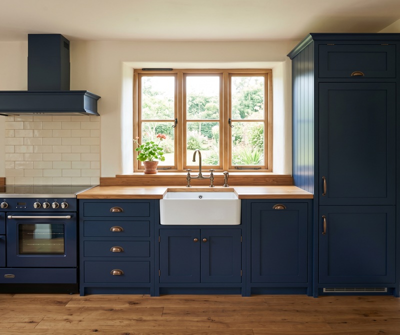 Кантри-кухня в тёмно-синем